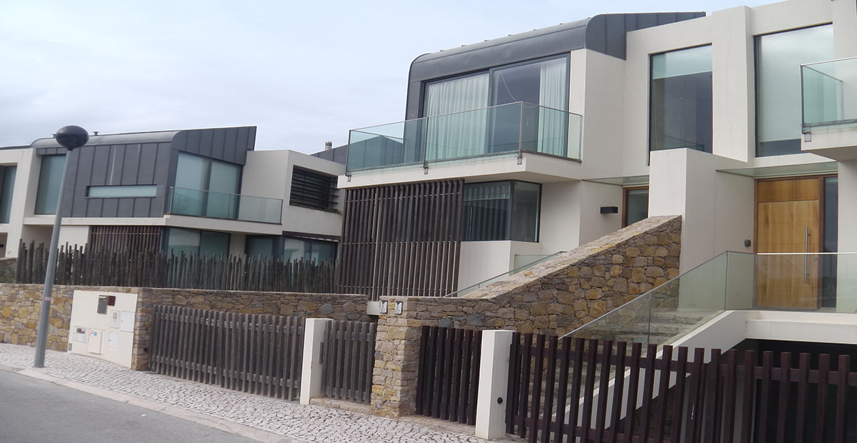 Townhouses and detached properties near Santa Cruz.